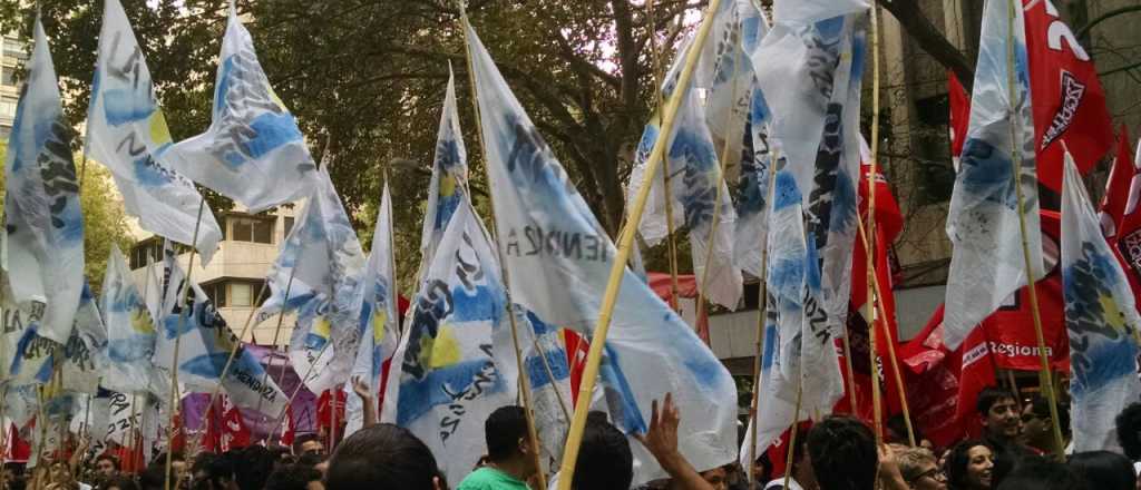 La marcha en Mendoza renov&oacute; el "Nunca M&aacute;s"
