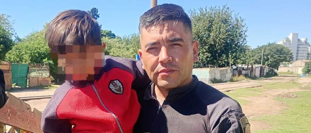 Video: un polic&iacute;a salv&oacute; la vida de un ni&ntilde;o de 3 a&ntilde;os que iba a ser atropellado por un tren