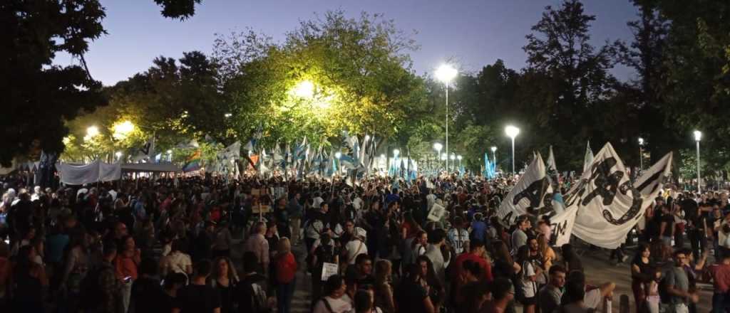 Miles de mendocinos marcharon por la memoria a 50 años del Golpe