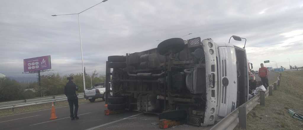 Volc&oacute; un cami&oacute;n en  Acceso Sur y Rodr&iacute;guez Pe&ntilde;a