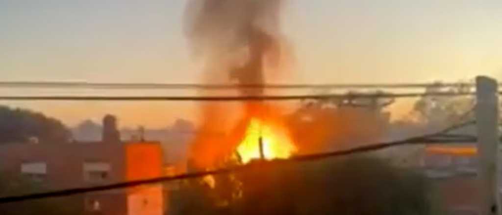 Videos: incendio y explosiones en un dep&oacute;sito de garrafas 