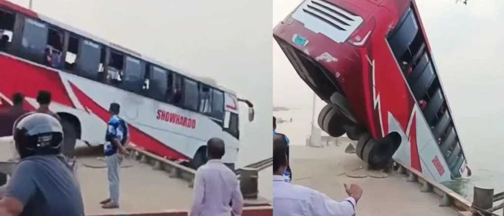 Videos: un micro cayó a un río en Bangladesh y murieron 26 personas