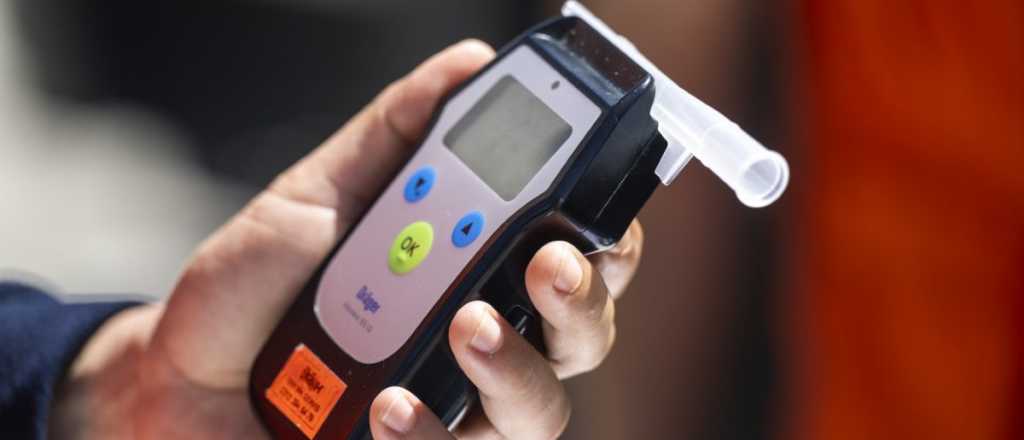 Un conductor muy alcoholizado choc&oacute; a dos autos y volc&oacute; en Guaymall&eacute;n