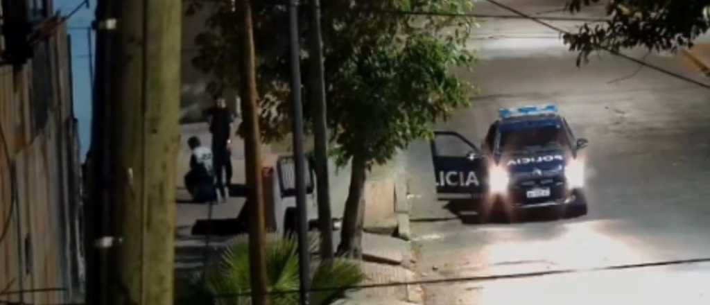Video: as&iacute; cay&oacute; una banda por robar neum&aacute;ticos en Guaymall&eacute;n