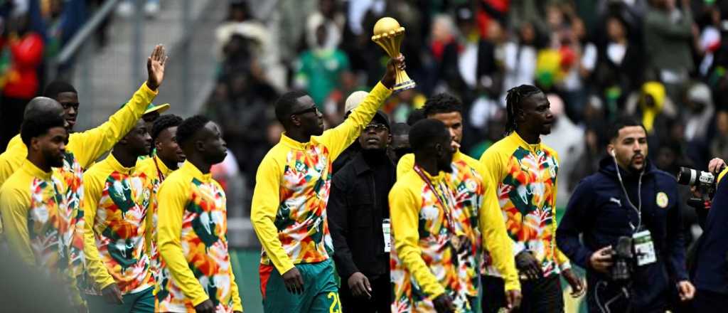 En medio del esc&aacute;ndalo, Senegal sali&oacute; a la cancha con la Copa Africana