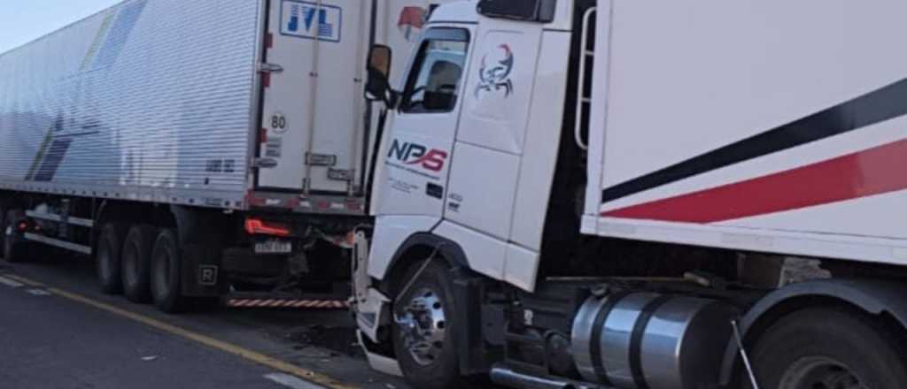 Choque entre camiones en la Ruta 7: demoras en el ingreso a Uspallata