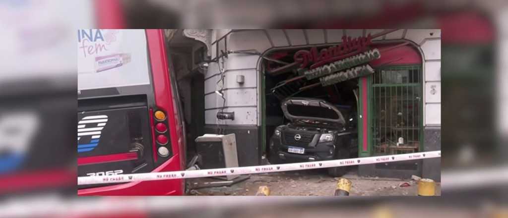 Brutal accidente: un patrullero choc&oacute; con un micro y termin&oacute; en una pizzer&iacute;a