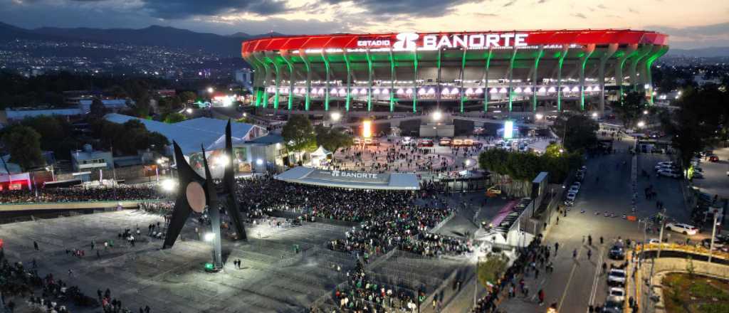 Tragedia en México: murió un hincha al caer de un palco del estadio Azteca