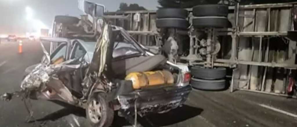 Impactante choque en la Riccheri: un cami&oacute;n destroz&oacute; un auto y volc&oacute;