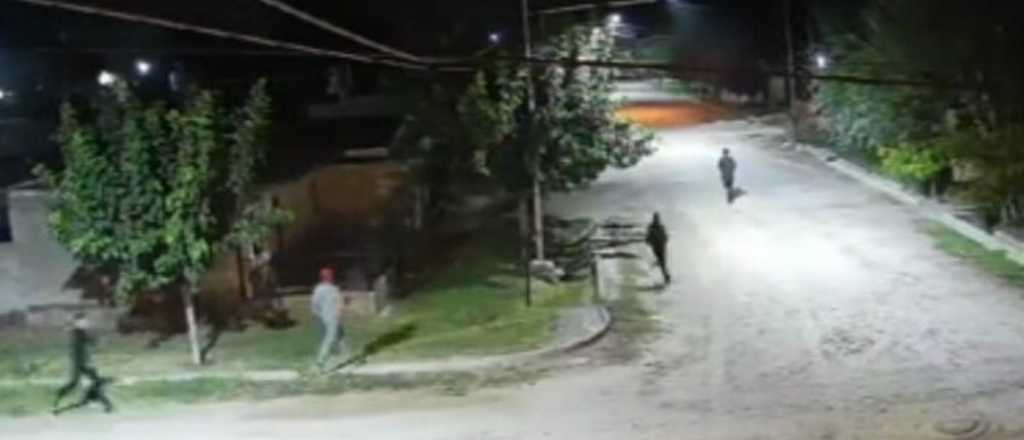 Video: jóvenes provocaron un incendio y arrojaron piedras a casas en Tunuyán