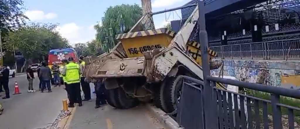 Un cami&oacute;n cay&oacute; a un zanj&oacute;n en Mor&oacute;n y San Mart&iacute;n