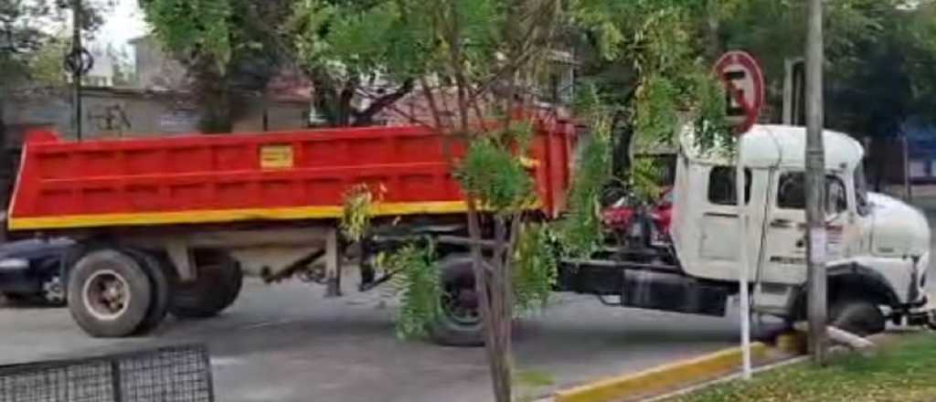 Un camionero protagoniz&oacute; un aparatoso accidente en Ciudad 