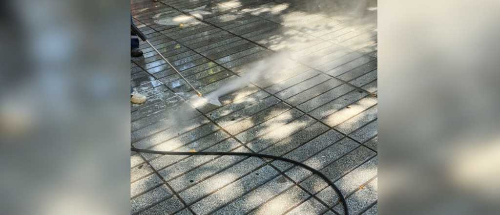 Limpiaron los pa&ntilde;uelos de Abuelas de Plaza de Mayo pintados en Plaza San Mart&iacute;n