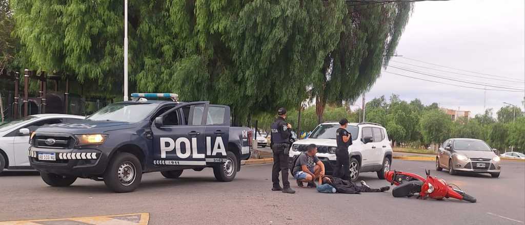 Un motoclista choc&oacute; contra una camioneta en el Dalvian