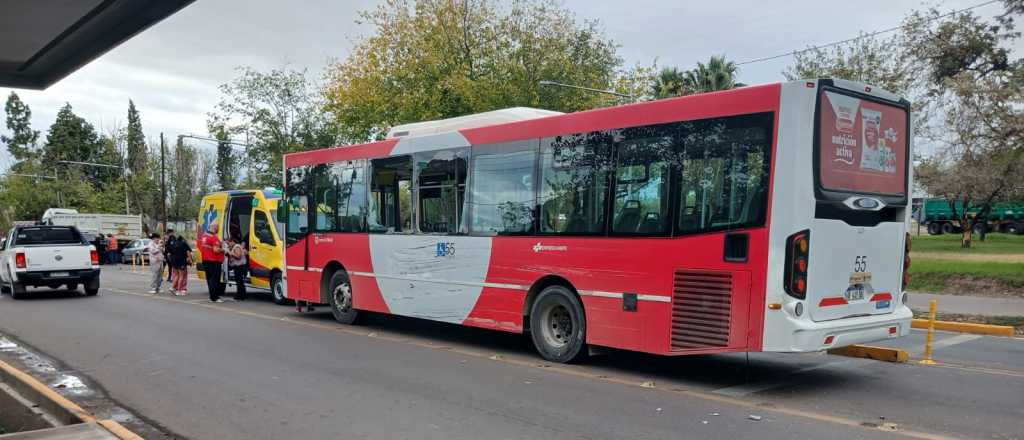 Fuerte choque entre un camión y un colectivo en Guaymallén