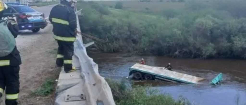 Un camionero cay&oacute; a un arroyo en C&oacute;rdoba y muri&oacute;