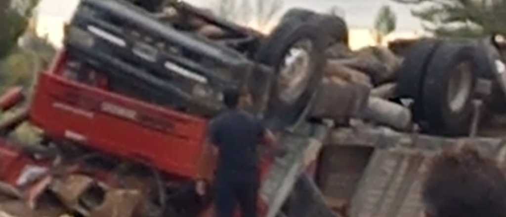 Un cami&oacute;n choc&oacute; a dos autos y volc&oacute; en San Mart&iacute;n