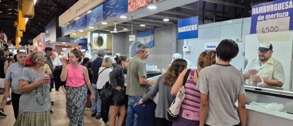 Un clásico de Semana Santa: los precios del pescado en el Mercado Central