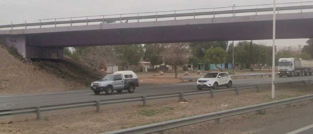Cruzó el Acceso Sur, se le salió el calzado y lo atropelló un auto