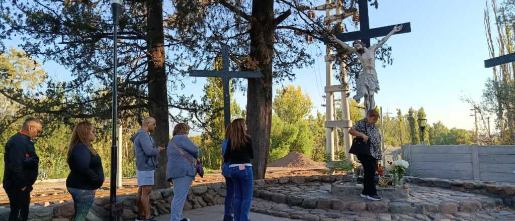 Miles de fieles se congregan en el Calvario