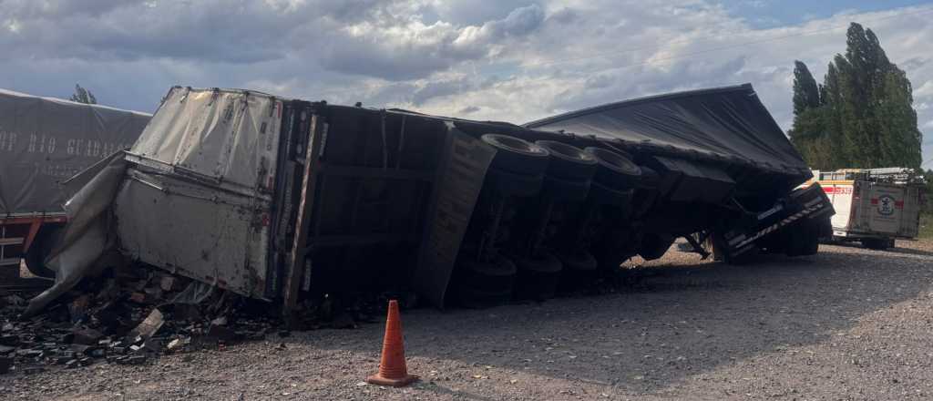 Un camión volcó en un choque múltiple en el Acceso Sur