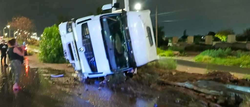 Un camionero manejaba ebrio y volc&oacute; en Luj&aacute;n