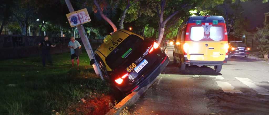 Robaron un taxi y chocaron contra un árbol en Godoy Cruz