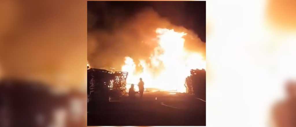 Impresionante incendio: el fuego arras&oacute; con una empresa de pallets en Maip&uacute;