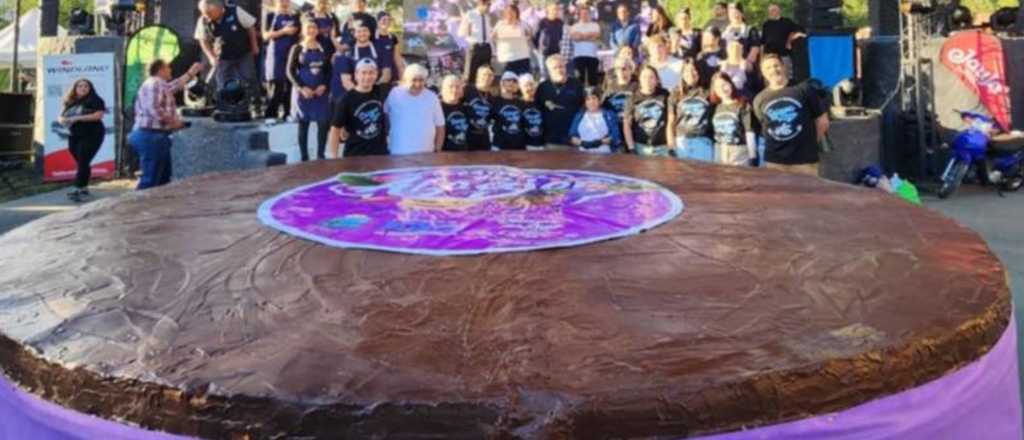 Chubut rompe r&eacute;cord mundial con el alfajor m&aacute;s grande del mundo