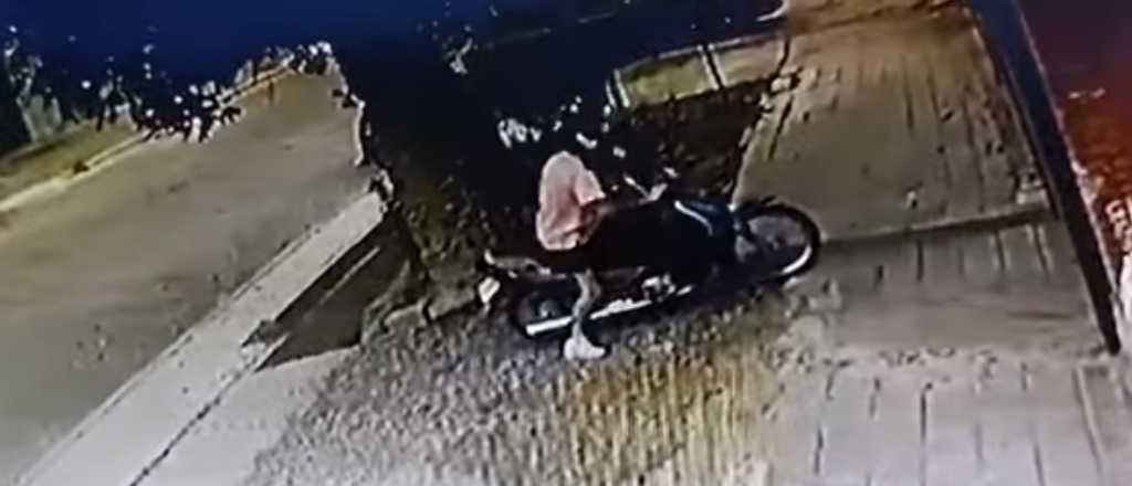 Video: as&iacute; le robaron la moto a una vecina en Guaymall&eacute;n