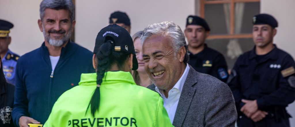 Cornejo y Ulpiano Suarez entregaron las primeras pistolas Taser a preventores