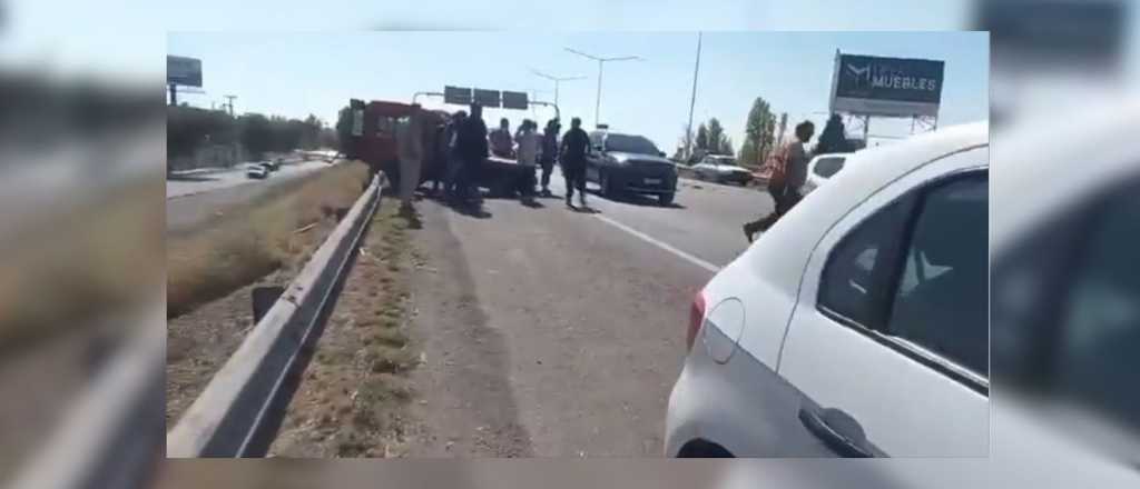 Choque aparatoso en el Acceso Sur en hora pico: hay una mujer herida