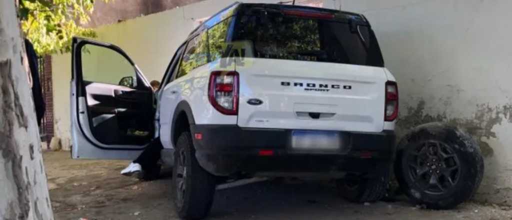 Perdi&oacute; el control de su camioneta y termin&oacute; incrustado en una casa 