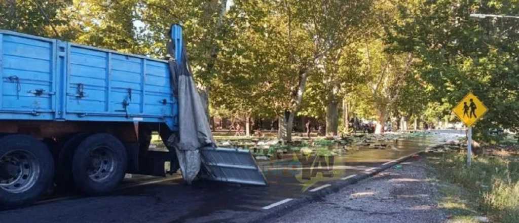 Un camión perdió su carga de gaseosas en San Rafael y quisieron saquearlo