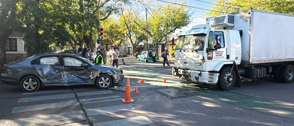 Un camión y un auto protagonizaron un fuerte choque en Ciudad