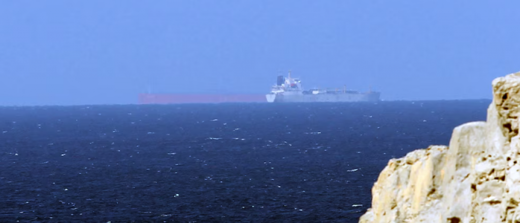 Los precios del petróleo suben, impulsados por el tráfico aún lento a través del vital estrecho de Ormuz