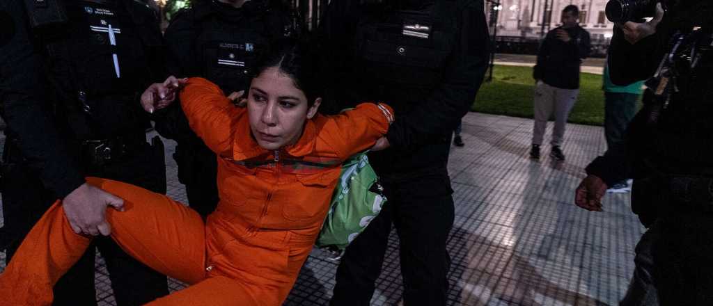 Detuvieron a activistas de Greenpeace por intervenir un monumento
