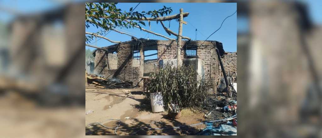 Impresionante incendio destruy&oacute; por completo una vivienda en Las Heras