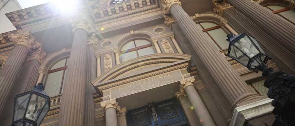 El mercado enfr&iacute;a el optimismo: prev&eacute; inflaci&oacute;n del 3% mensual y d&oacute;lar a $1.700 en 2026