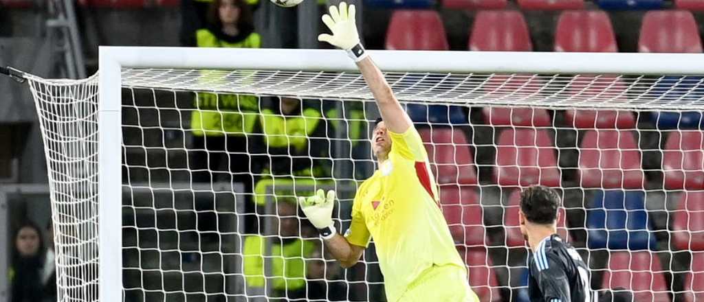 Video: atajada clave del Dibu y  gran triunfo de Aston Villa, que acaricia las semis