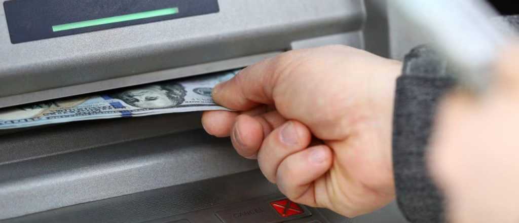 Chau al cepo: qu&eacute; cambi&oacute; para quienes usan la tarjeta en el exterior