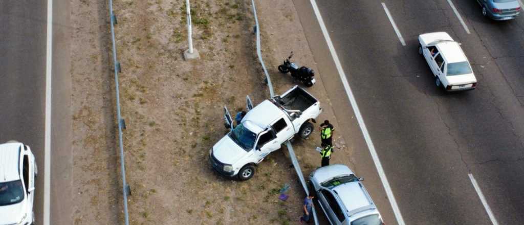 Un auto y una camioneta chocaron en el Acceso Sur