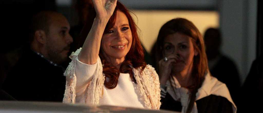 Tras los allanamientos, CFK denunci&oacute; "persecuci&oacute;n pol&iacute;tica" en Twitter