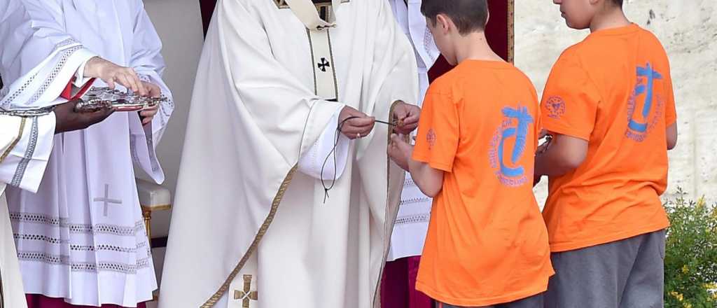 El "tir&oacute;n de orejas" del papa Francisco a los adolescentes