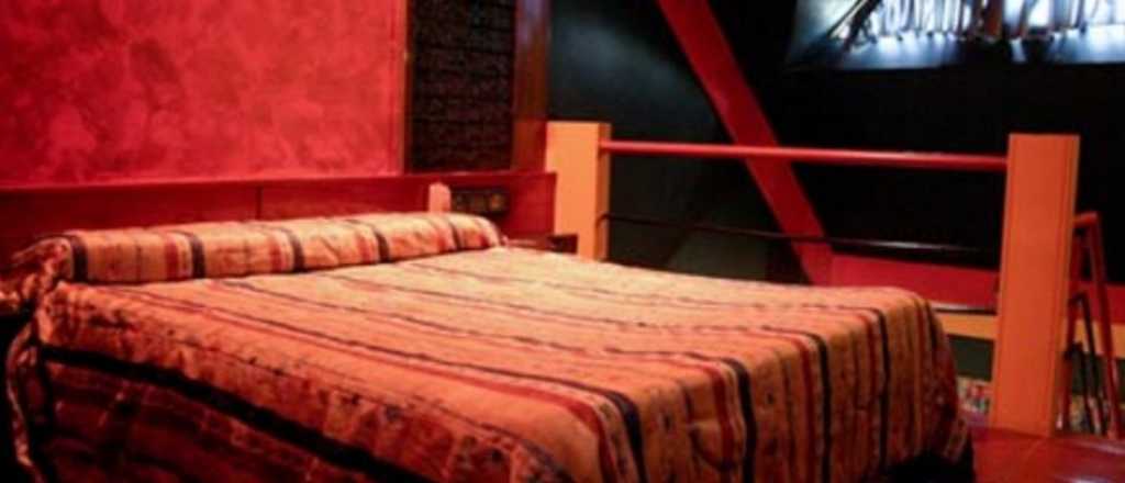 Un hombre fue al telo con su amante y lo descubri&oacute; su suegra