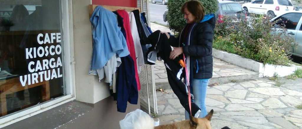 El perchero solidario es "un abrigo en la calle"