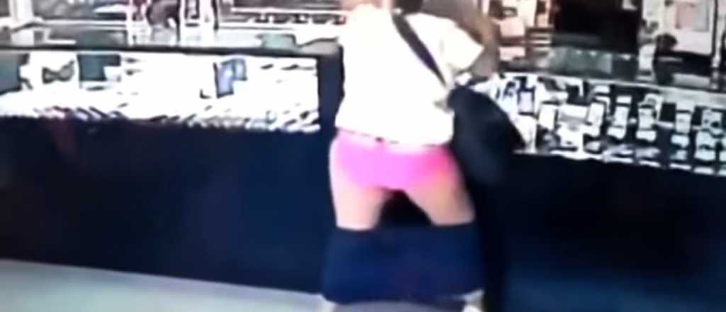 Video: a la ladrona más estúpida del mundo se le caen los pantalones en el robo
