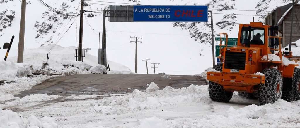 Cerraron el paso a Chile por intensas nevadas