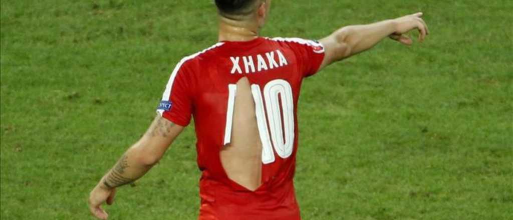 La insólita queja de un futbolista suizo por su camiseta rota