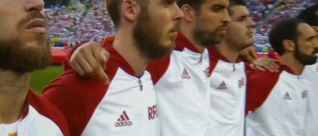 Un esc&aacute;ndalo se desat&oacute; por un gesto de Piqu&eacute; durante el himno